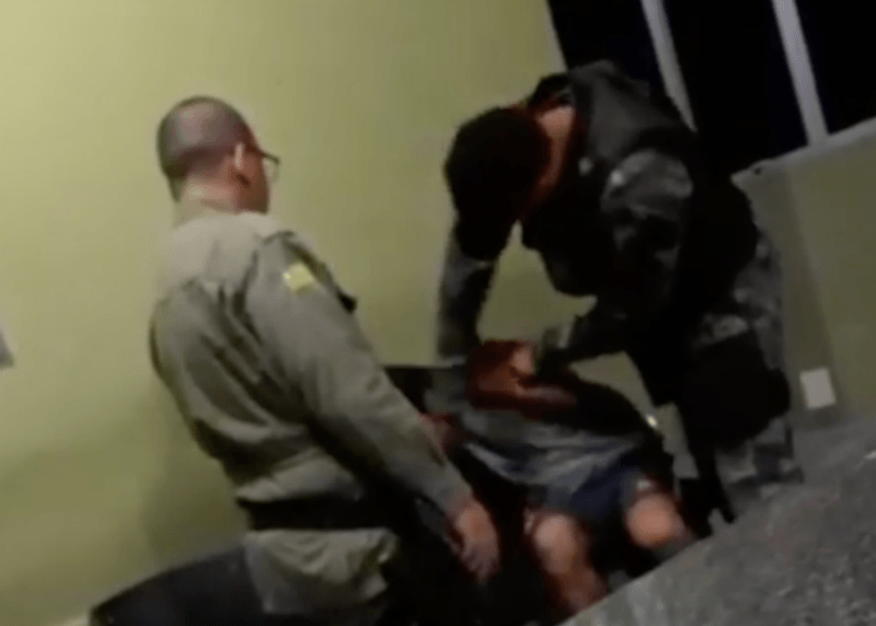 PMs são flagrados torturando e agredindo preso;  veja vídeo