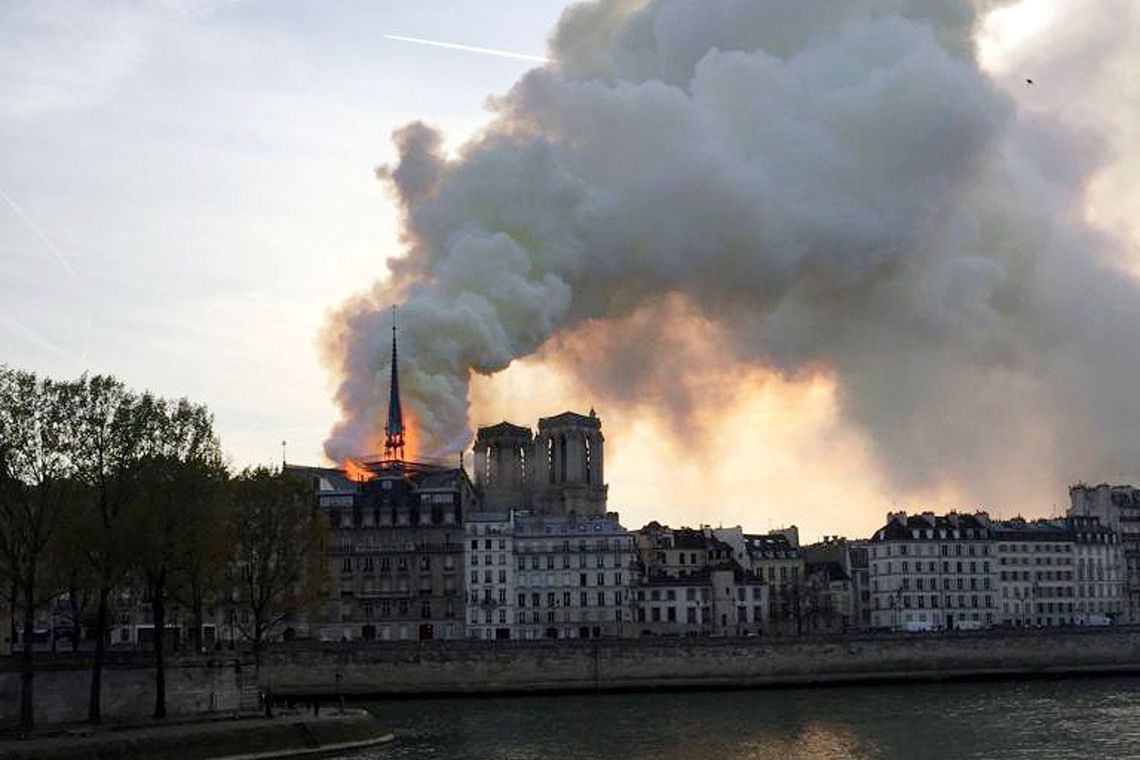 Promotores iniciam investigação sobre causas do incêndio em Notre-Dame