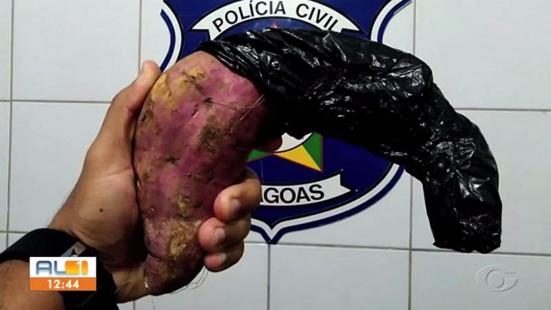 Homem tenta assaltar motoqueiro usando arma falsa de batata doce