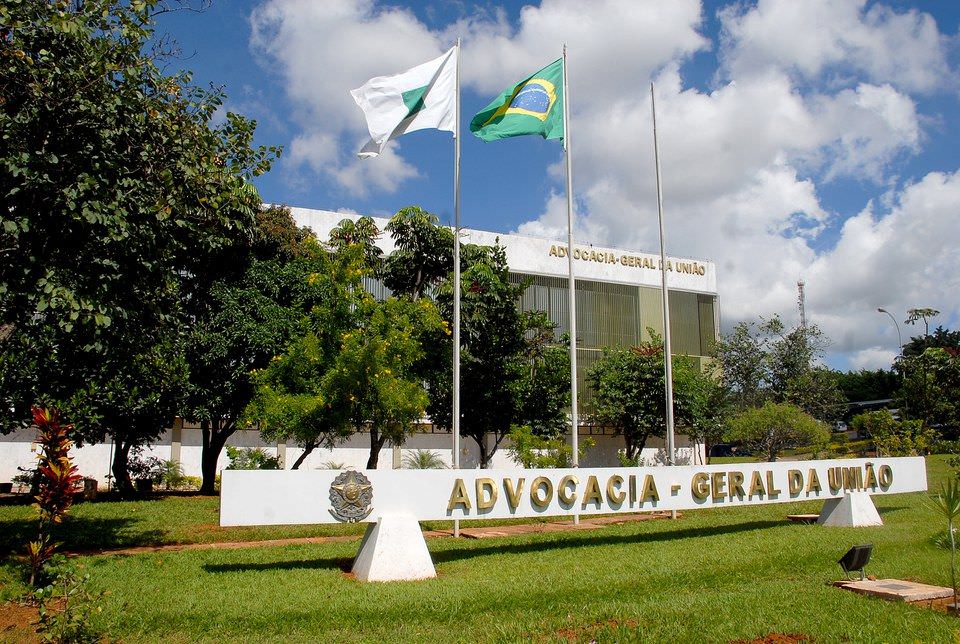 Advocacia-Geral da União cobra R$ 2,1 bilhões desviados do setor público