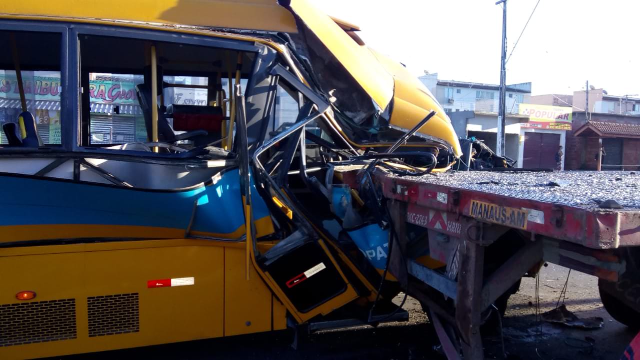 Micro-ônibus atinge plataforma de caminhão no Viver Melhor