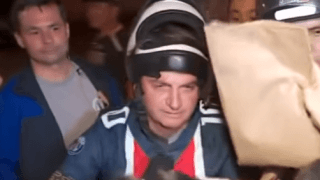 Bolsonaro 'escapa' de hotel e pilota moto nas ruas de Guarujá