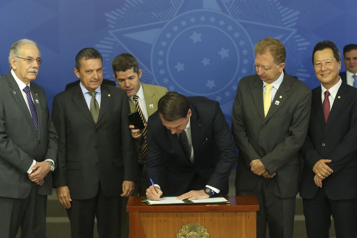 Bolsonaro assina decreto que extingue horário de verão