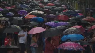 Debaixo de chuva, professores protestam contra Wilson Lima