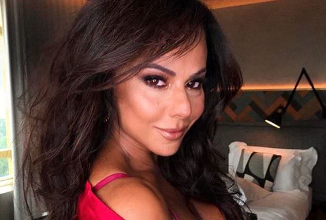 Viviane Araújo ostenta barriga chapada em selfie e joga indireta