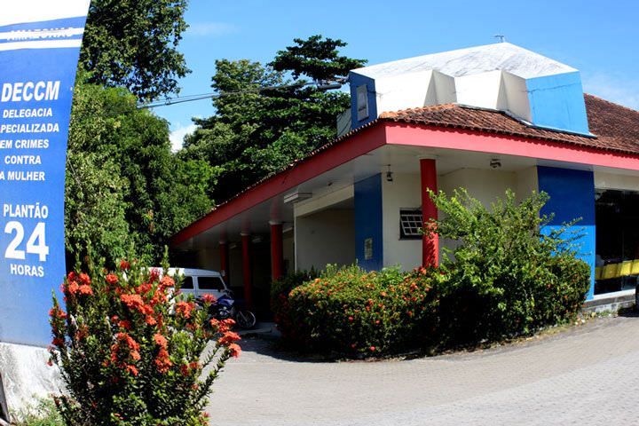 Adolescente é estuprada e abandonada nua pelo namorado