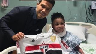 Hernanes dá camisa do SPFC da final para menino portador de doença rara
