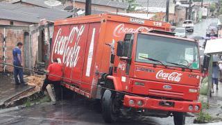 Caminhão desgovernado da Coca-Cola atinge muro de casa, em Manaus