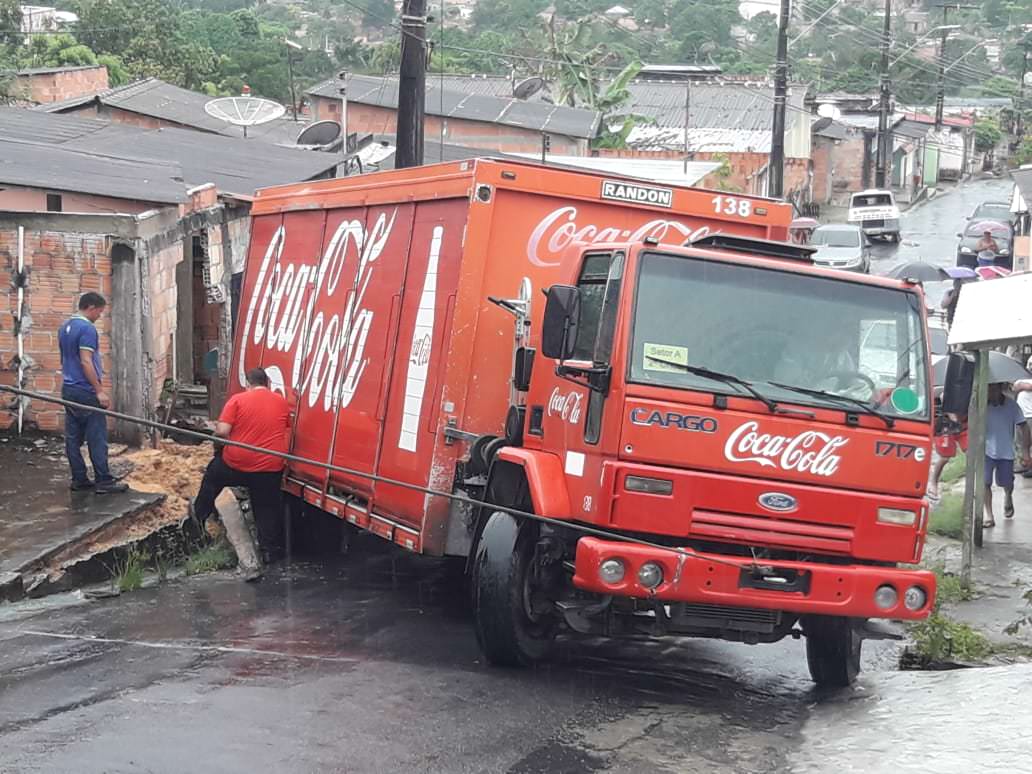 Caminhão desgovernado da Coca-Cola atinge muro de casa, em Manaus