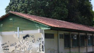 Escola abandonada no Coroado é alvo de bandidos e usuários de drogas
