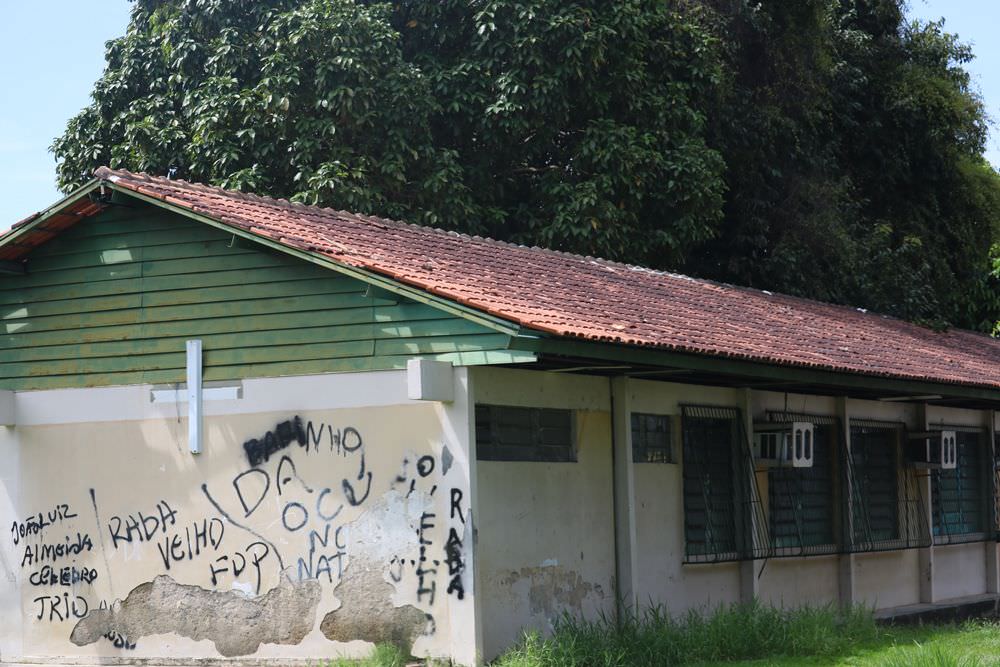 Escola abandonada no Coroado é alvo de bandidos e usuários de drogas