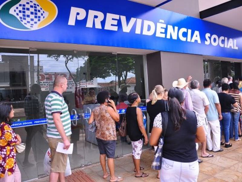 O presidente Luiz Inácio Lula da Silva assinou nesta quinta-feira (5) um decreto que antecipa o pagamento do décimo terceiro dos beneficiários da Previdência Social