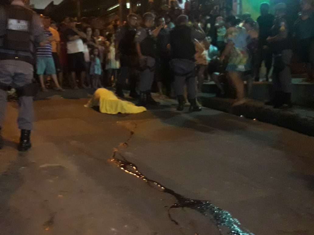 Homem é morto com vários tiros ao transportar 'amigo' de moto