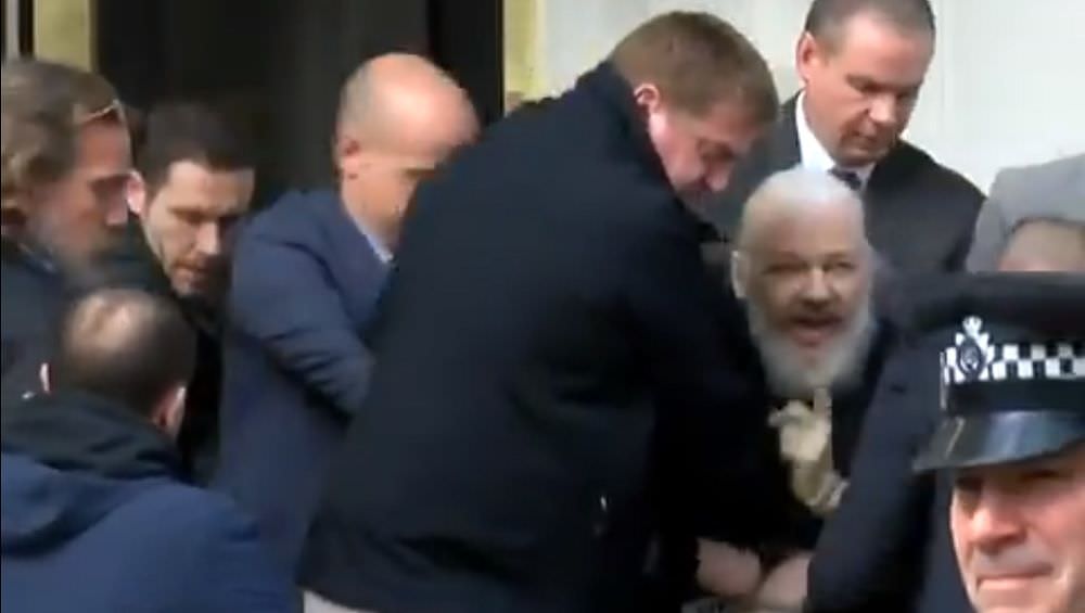 Julian Assange é preso na embaixada do Equador em Londres