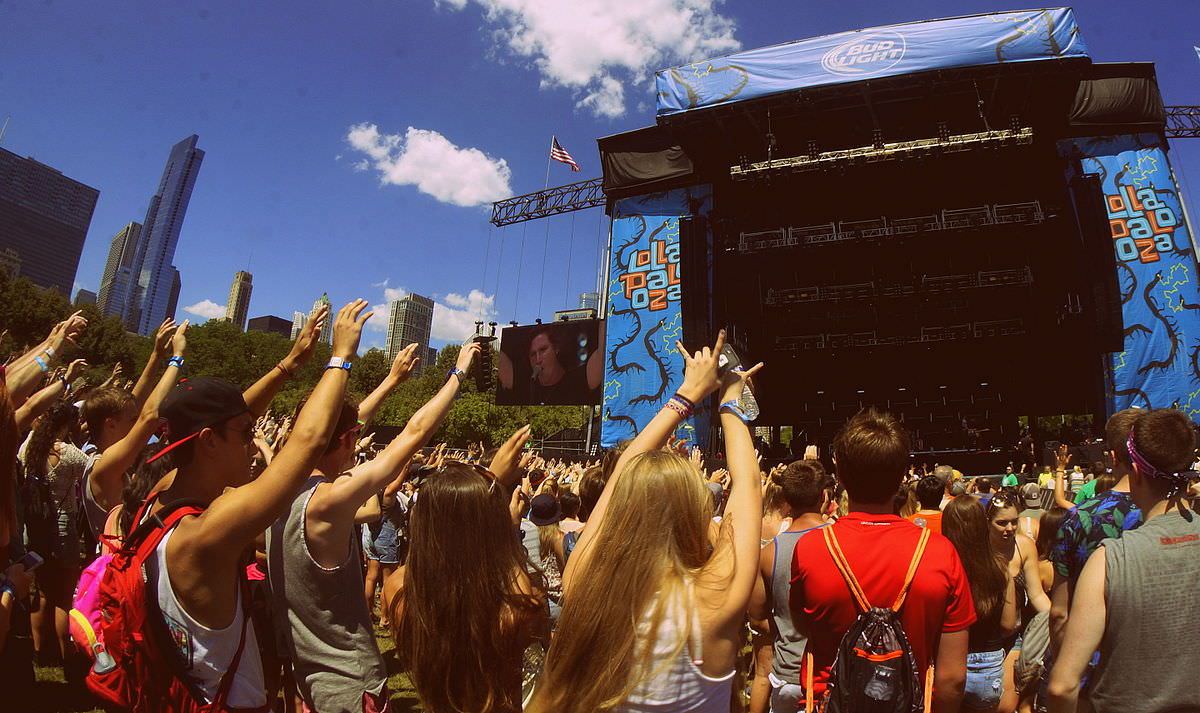 Lollapalooza começa com 'foi golpe sim' e 'liberdade para Rennan'
