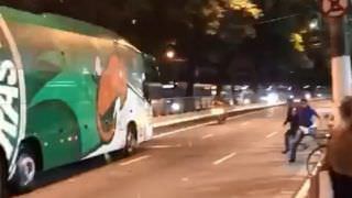 Ônibus do Palmeiras é atacado por torcedores antes de jogo