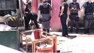 Degolado, corpo de homem é encontrado dentro de lixeira em Manaus