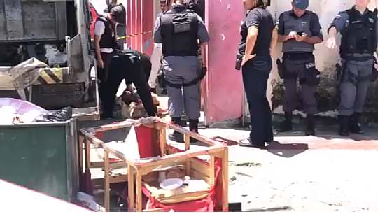 Degolado, corpo de homem é encontrado dentro de lixeira em Manaus