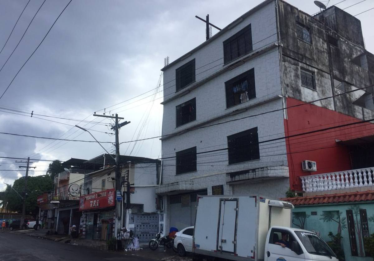 Jovem pula de prédio para escapar da morte em Manaus