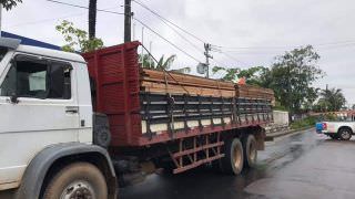 Caminhão apreendido pela PM transportava madeira ilegalmente