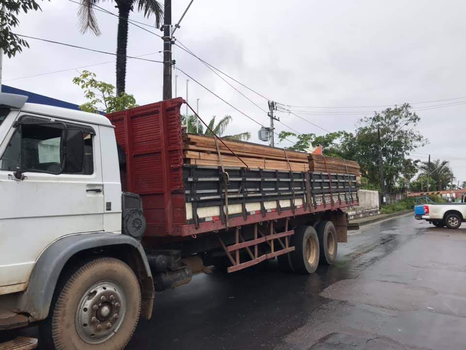 Caminhão apreendido pela PM transportava madeira ilegalmente