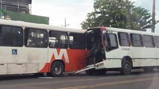 Passageiros ficam feridos após acidente entre dois ônibus na Zona Sul
