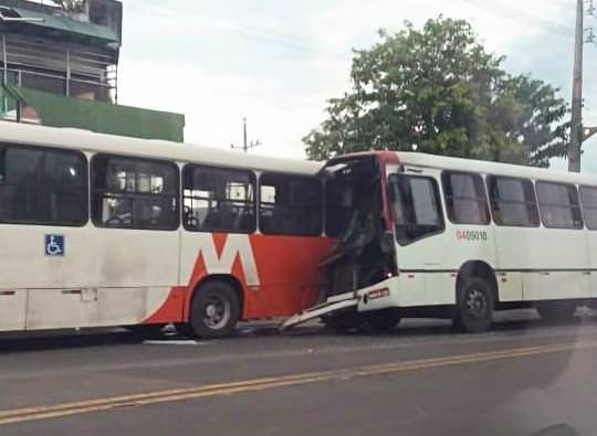 Passageiros ficam feridos após acidente entre dois ônibus na Zona Sul