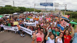 Professores fecham Ponte Rio Negro em protesto contra governo