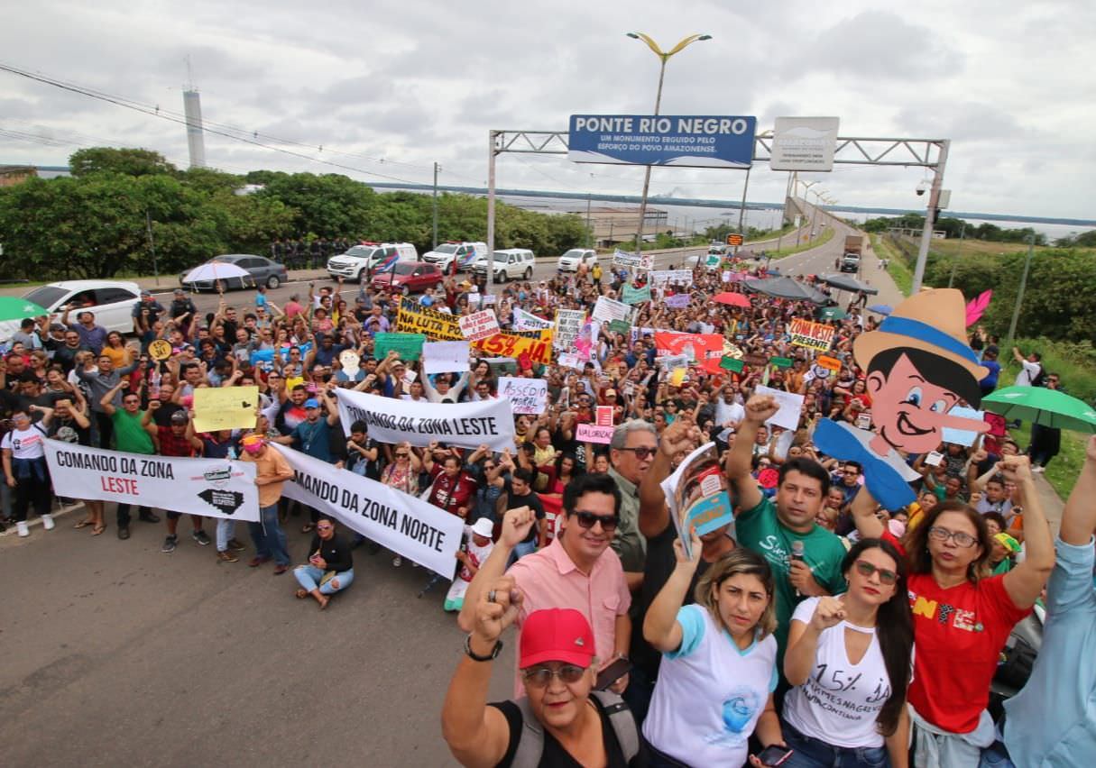 Professores fecham Ponte Rio Negro em protesto contra governo