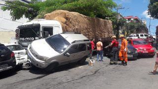 Colisão entre carreta e 8 veículos deixa trânsito congestionado em Manaus