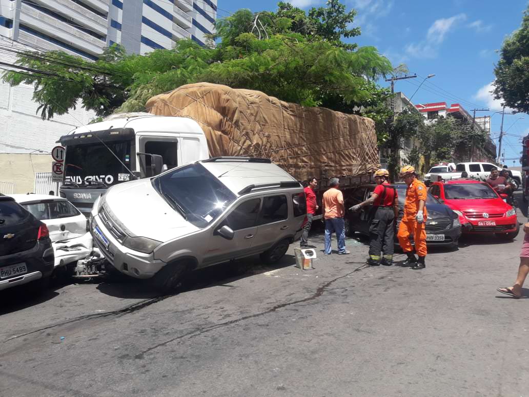 Colisão entre carreta e 8 veículos deixa trânsito congestionado em Manaus