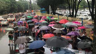 Na chuva, professores resistem e greve completa duas semanas