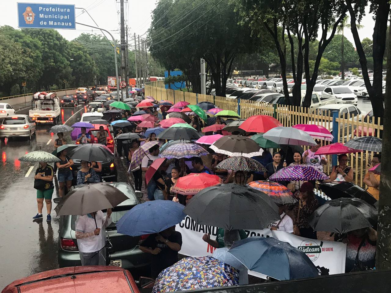 Na chuva, professores resistem e greve completa duas semanas