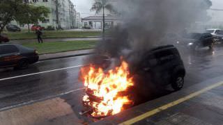 Carro fica destruído ao ser consumido por fogo na Alameda Cosme Ferreira