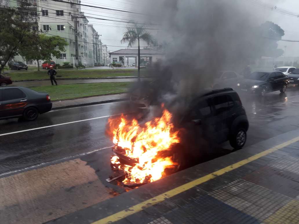 Carro fica destruído ao ser consumido por fogo na Alameda Cosme Ferreira
