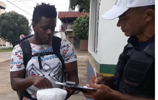Imigrante colombiano ganha marmitex com vidros e acaba hospitalizado