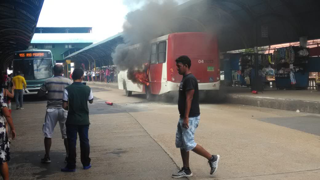 Vídeos mostram momento que ônibus pega fogo no Terminal 1