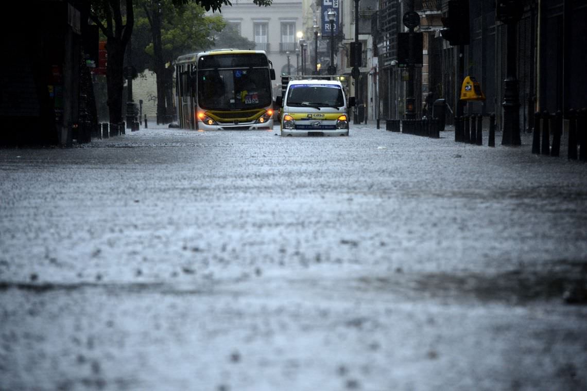 Funcionário impossibilitado de ir trabalhar pela chuva xinga patrão e viraliza; Ouça