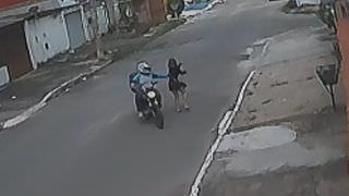 Motociclista dá meia-volta para pegar no seio de pedestre; veja vídeo