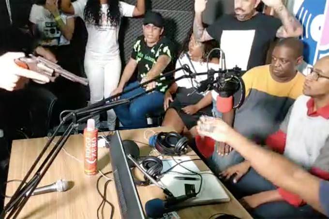 Rádio on-line é assaltada e crime é transmitido ao vivo; Assista