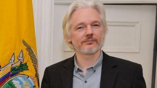 Parlamentares britânicos pedem extradição de Assange para Suécia