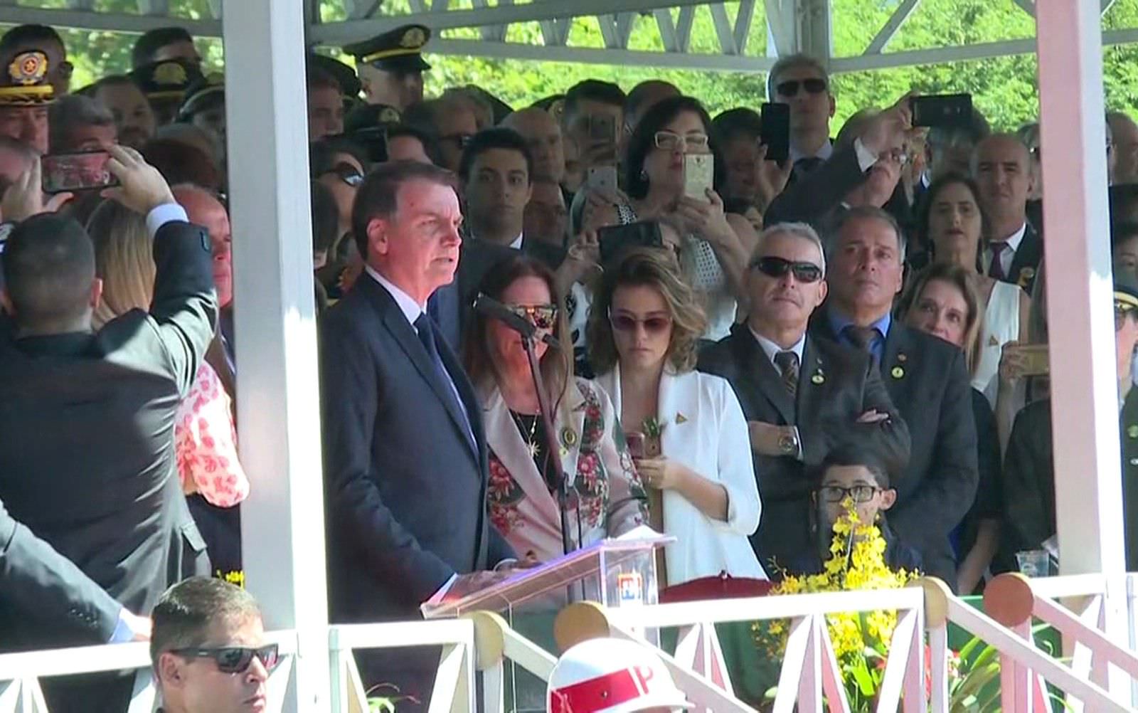 Precisamos da mídia para que 'democracia não se apague', diz Bolsonaro