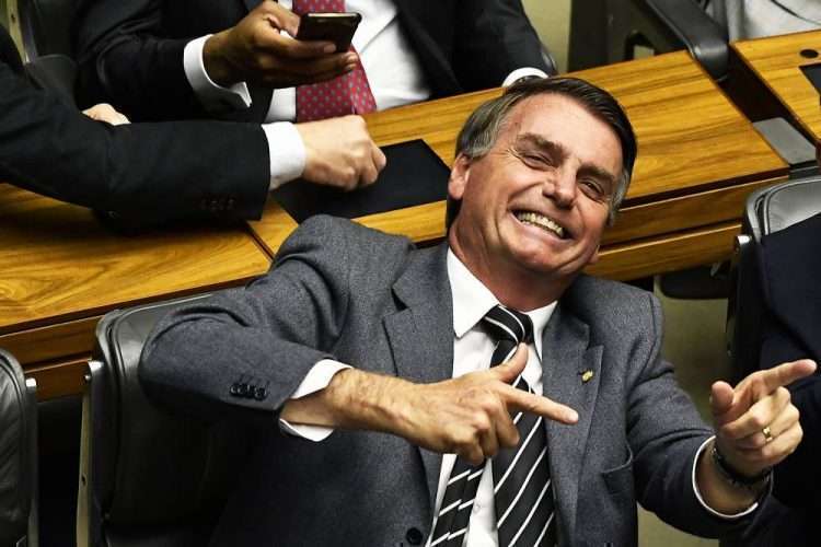 Bolsonaro diz que Exército ‘respira e transpira democracia e liberdade’