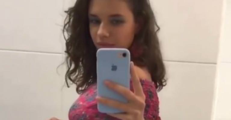 Bruna Linzmeyer levanta vestido e mostra calcinha fofa