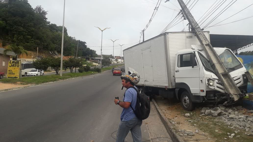 Caminhão desgovernado, sem motorista, desce ladeira e bate em poste