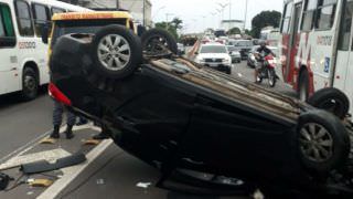 Motorista perde controle de carro e capota em Manaus