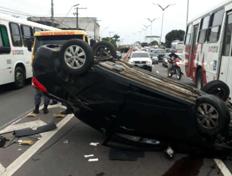 Motorista perde controle de carro e capota em Manaus