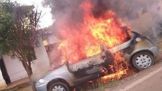 Homem ateia fogo em carro, se joga dentro e morre após suposta traição da esposa
