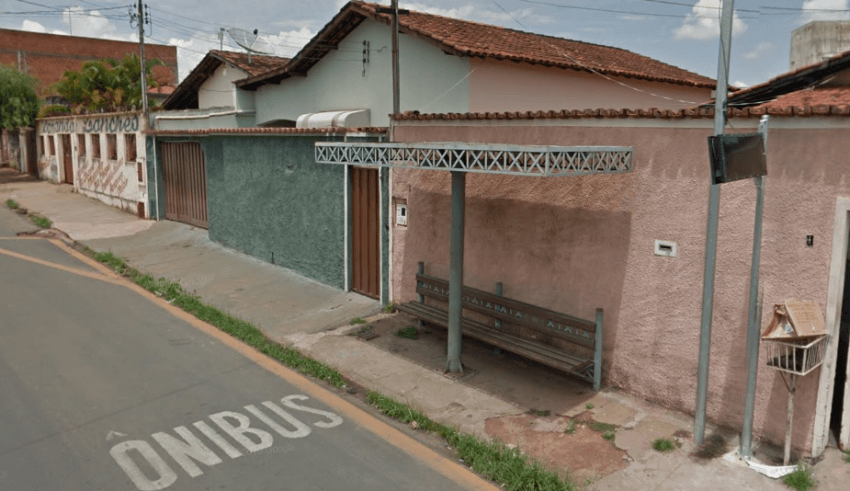 Pai espanca filho de 3 anos após se pintar com batom: 'Na minha família não tem viado’