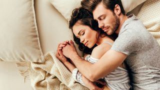 Posição que casal dorme revela detalhes do relacionamento; Confira